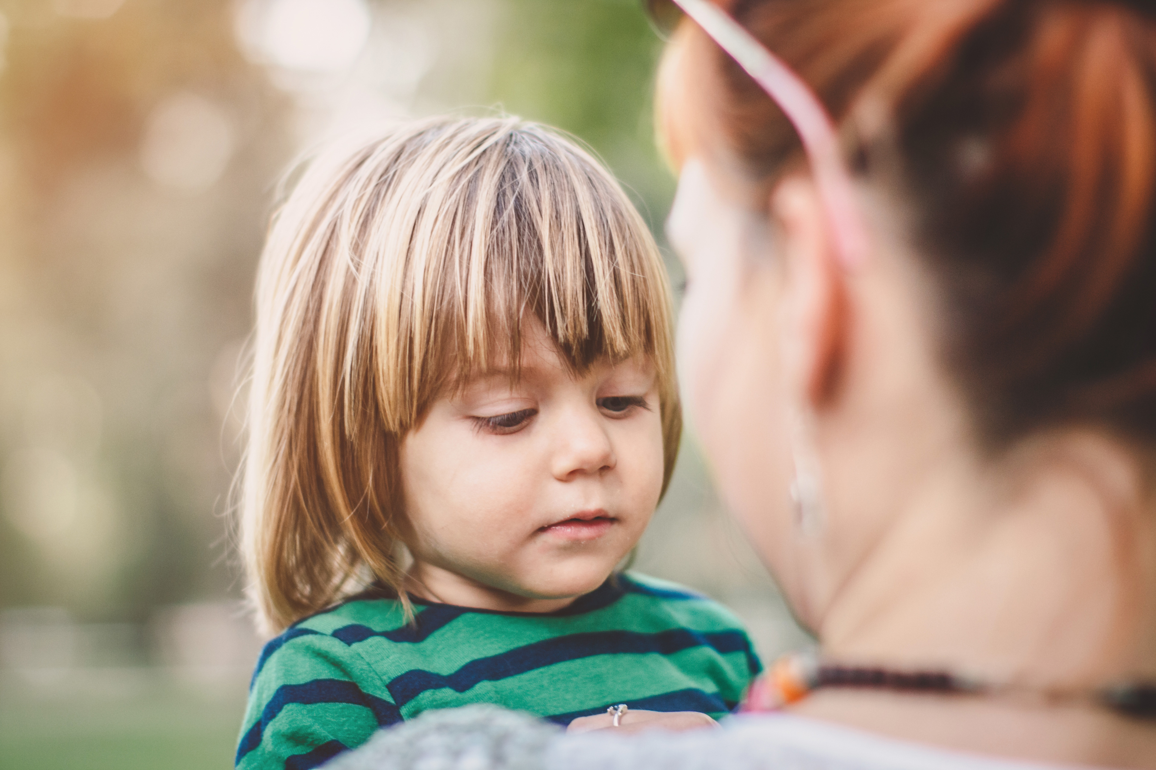 Mutter mit Kind auf dem Arm