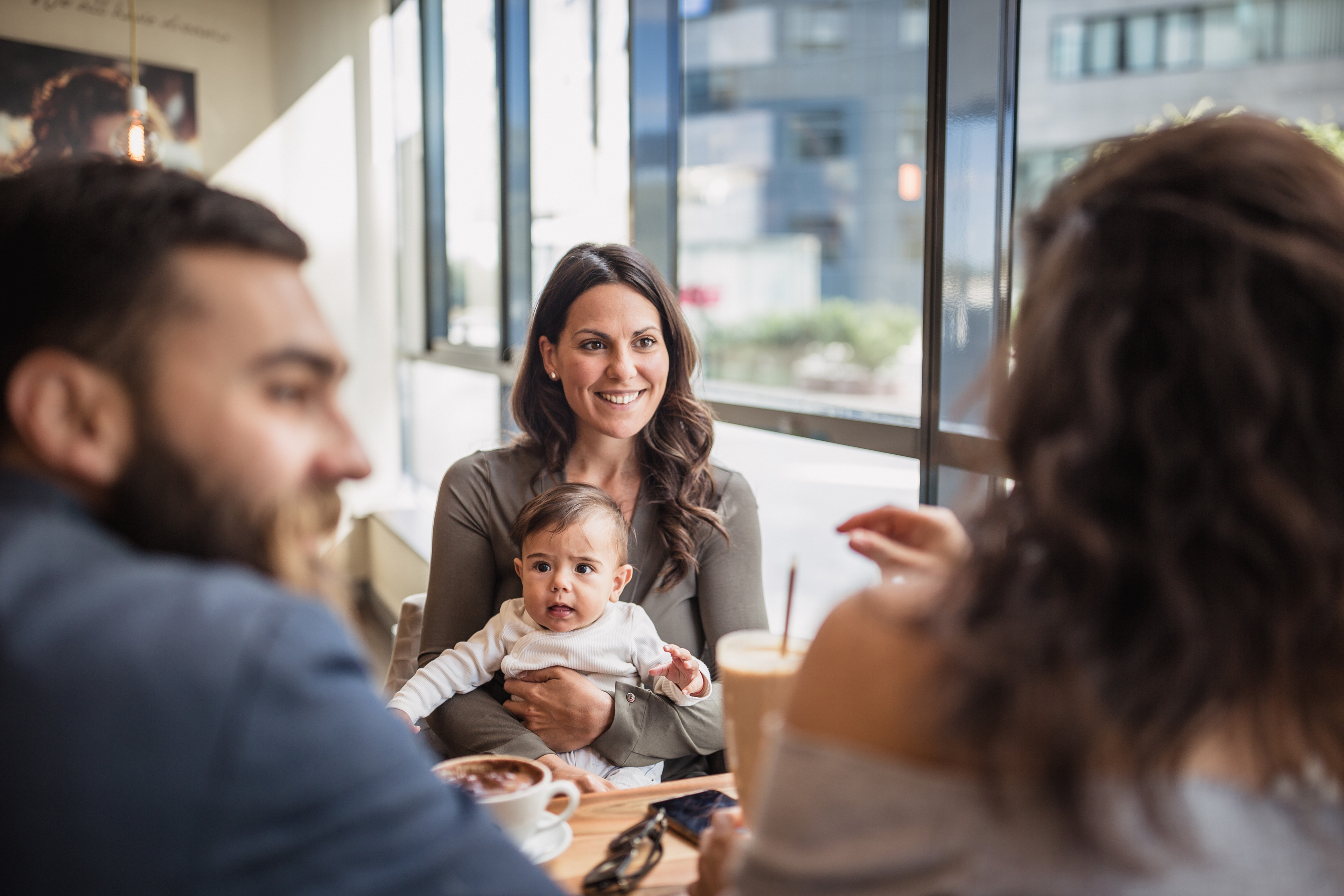 Frau mit Baby in einem Café