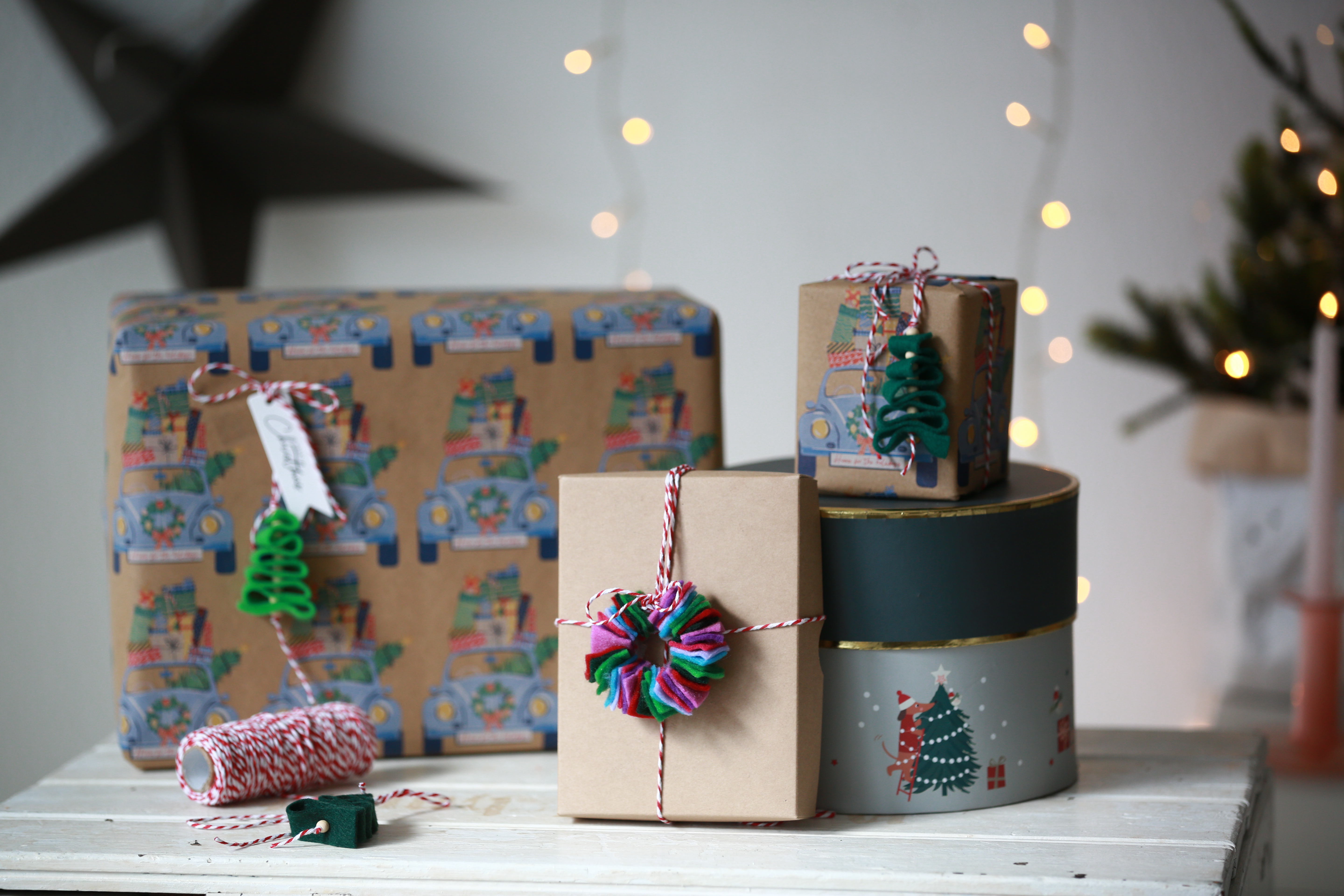 Ein Foto von Geschenken, verziert mit den Filz-Bäumchen und Filz-Kränzen.