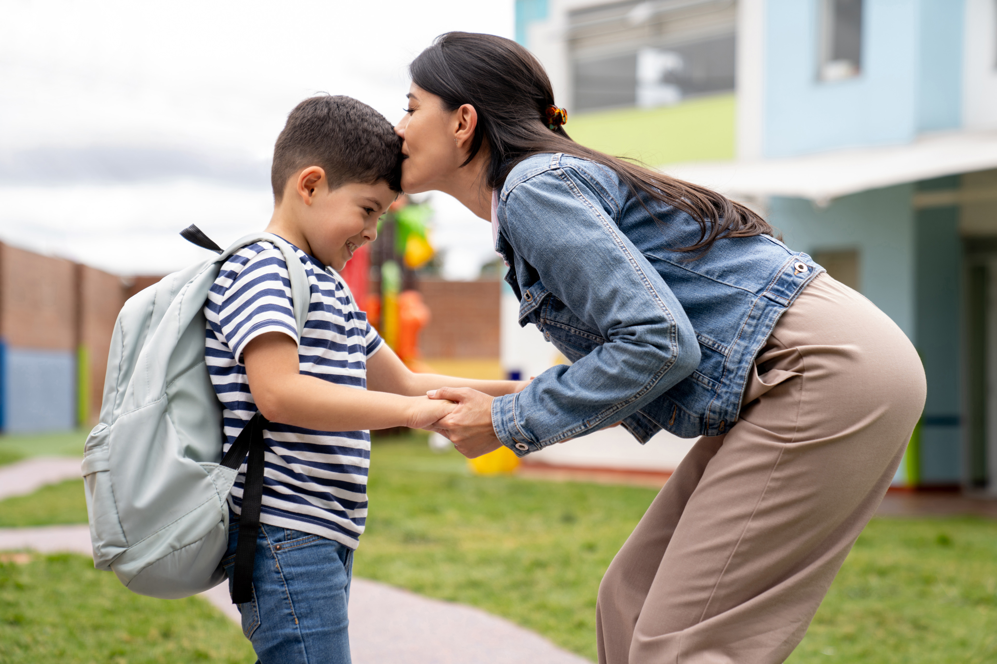Eine Mutter verabschiedet sich von ihrem Sohn vor dem Arbeitstag..