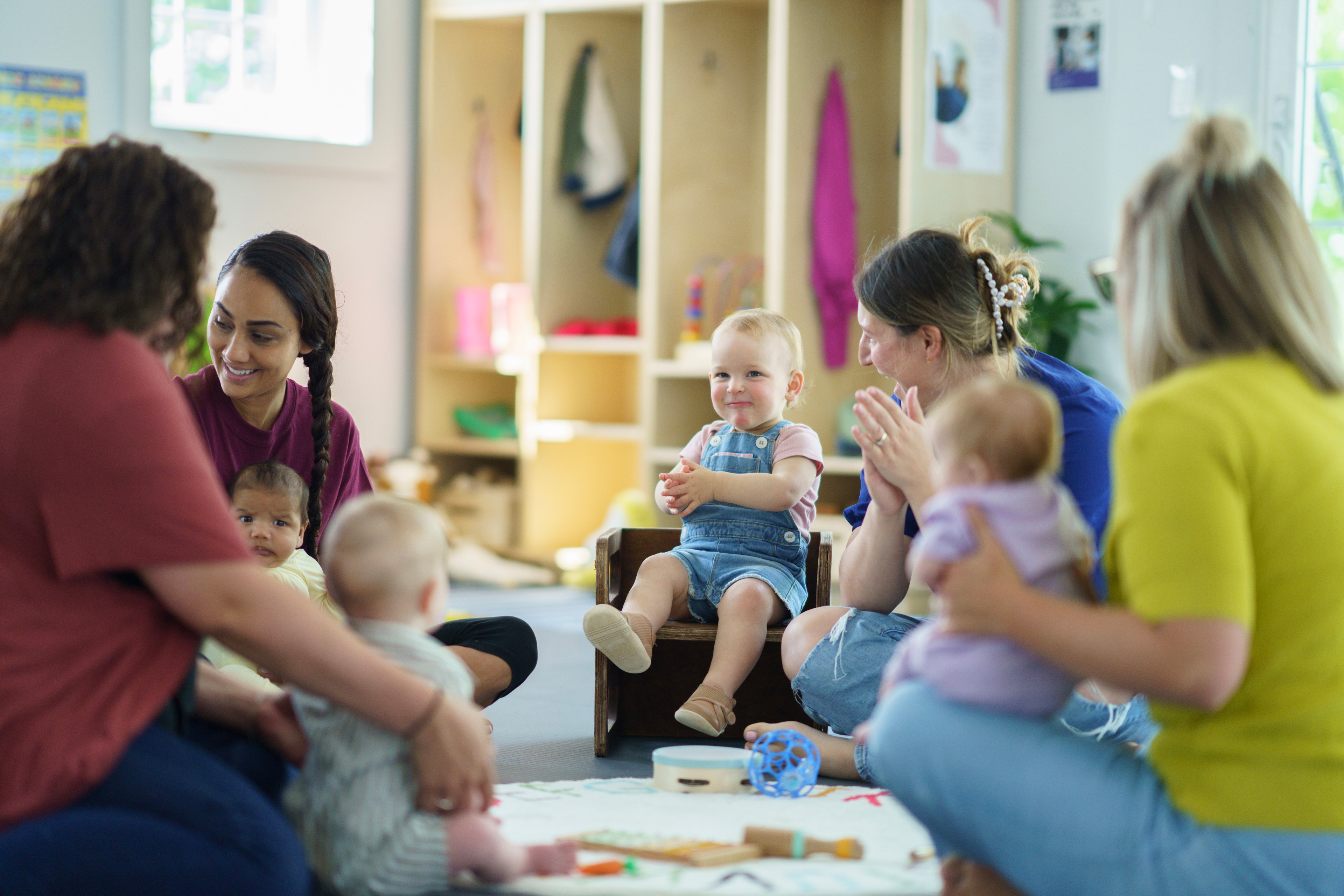 Mütter und ihre Kleinkinder genießen die Zeit beim Spieltreff.
