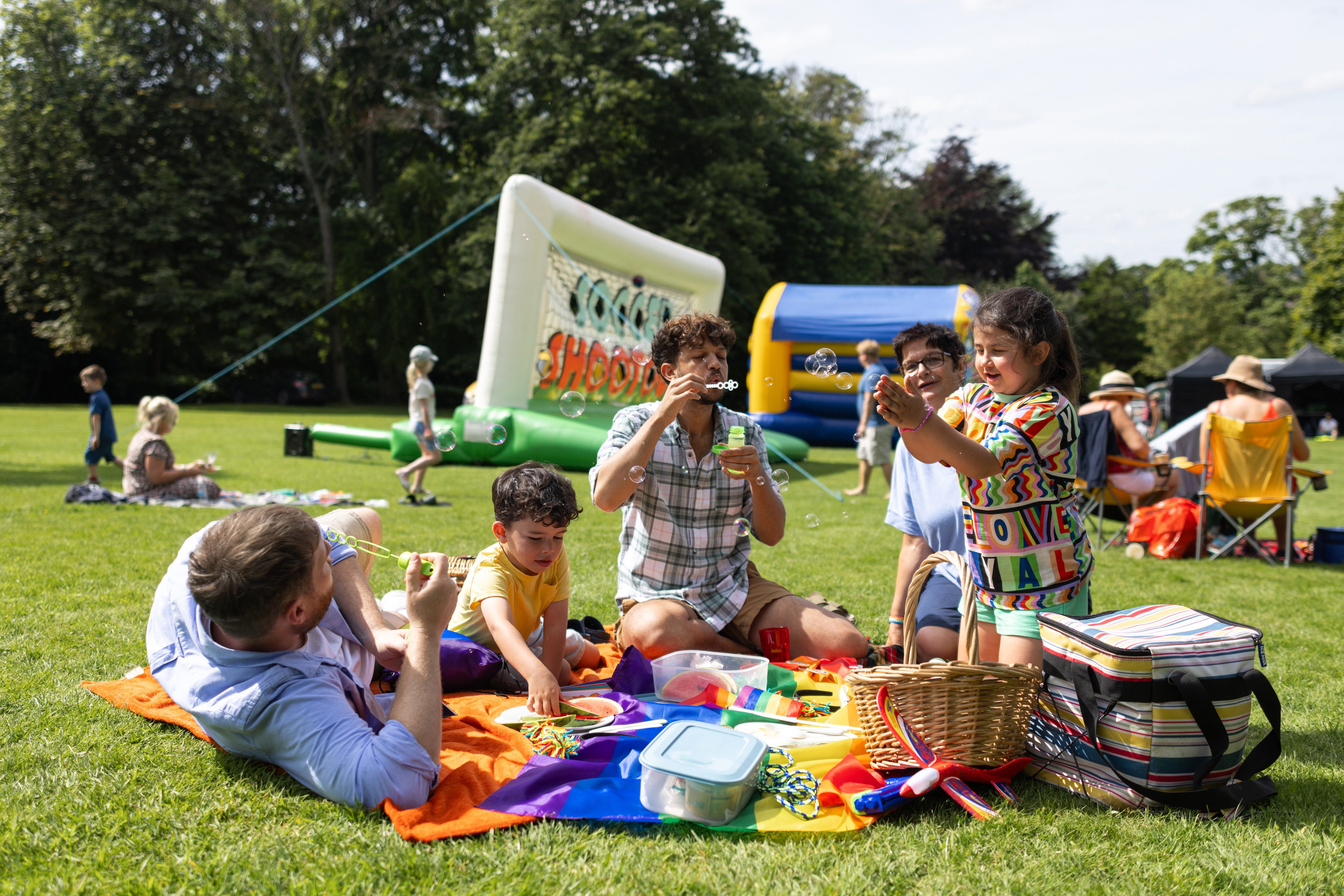 Eine Familie macht ein Picknick bei einem Kinderfest im Park.