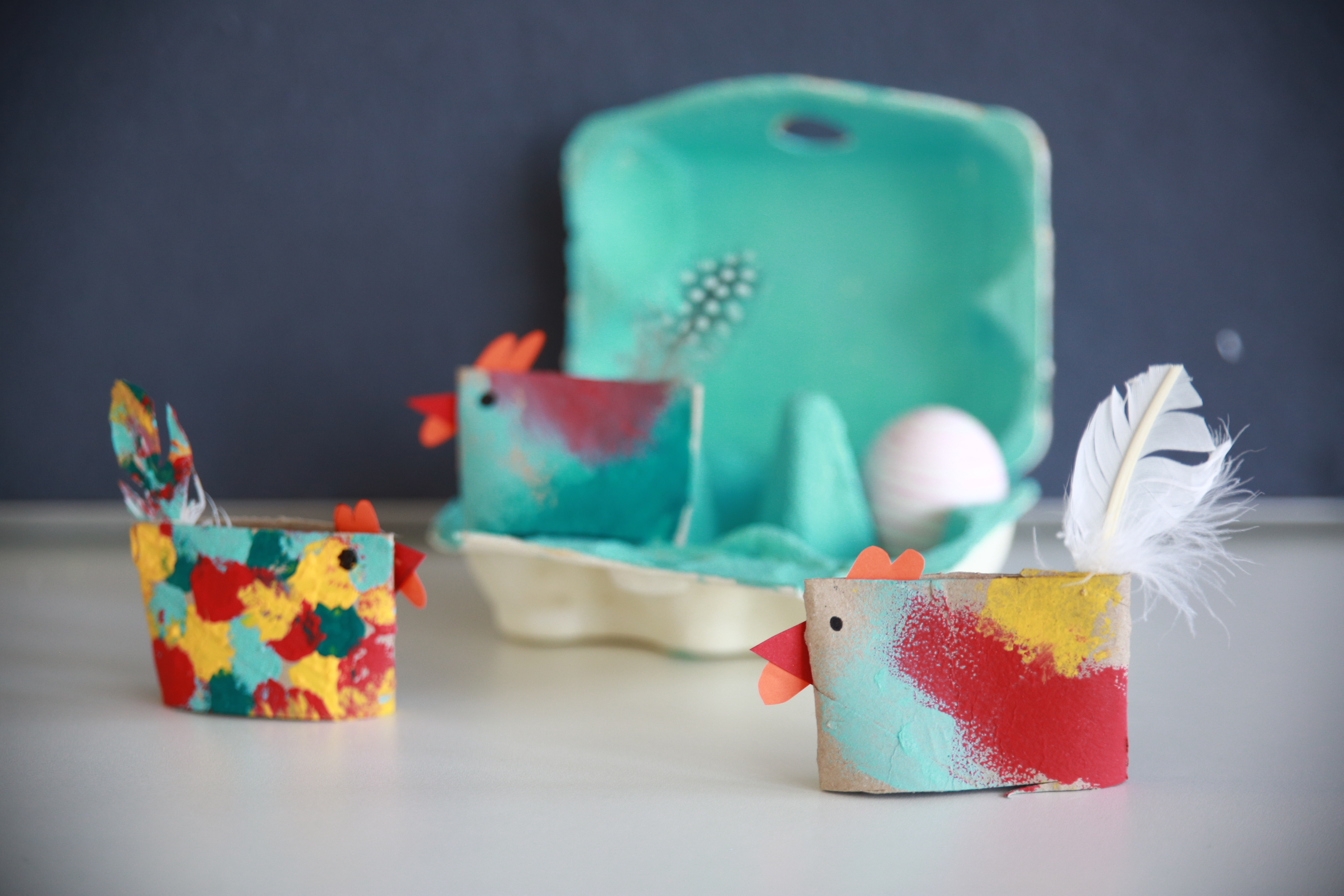 Kreativzeit: Die fertigen bunten Osterhühnchen.