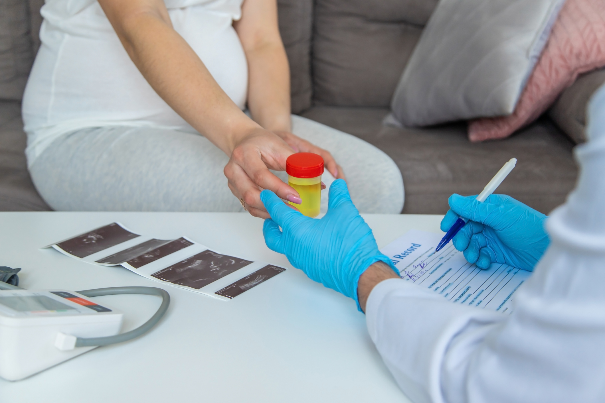 Eine schwangere Frau gibt eine Probe bei der Vorsorgeuntersuchung ab.