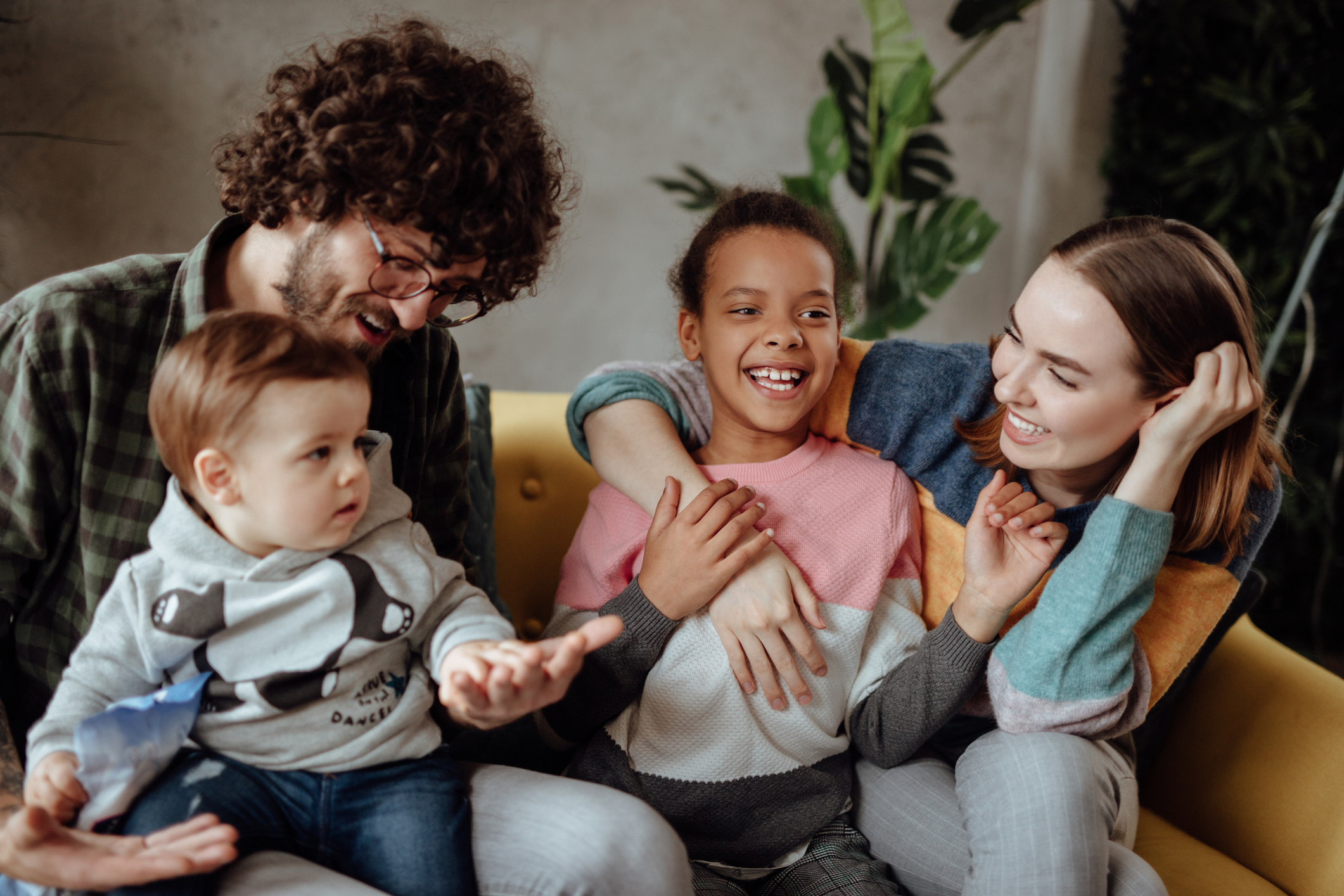 Eine Pflegefamilie mit zwei Kindern.