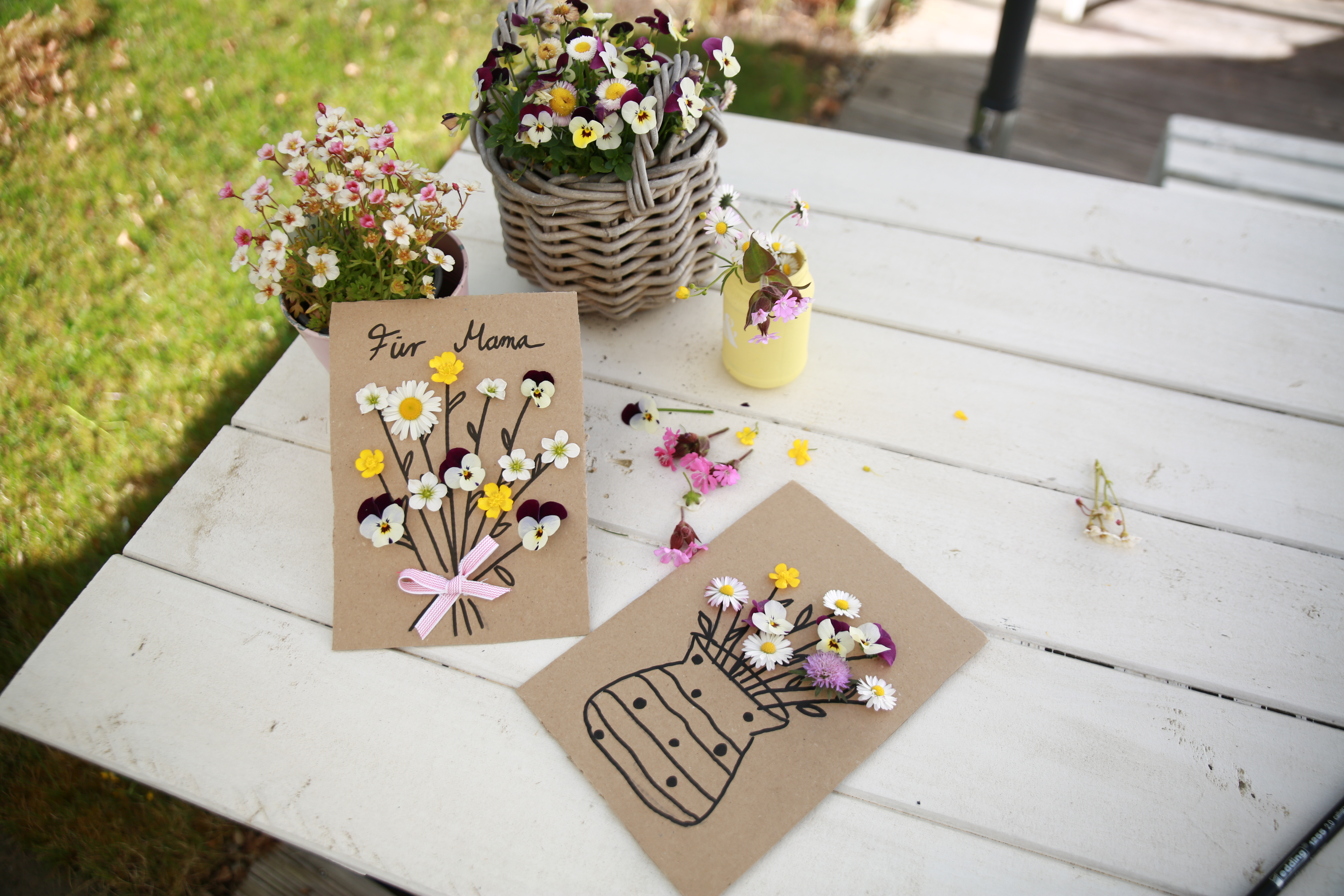 Kreativzeit: Die fertigen Blumenkarten.