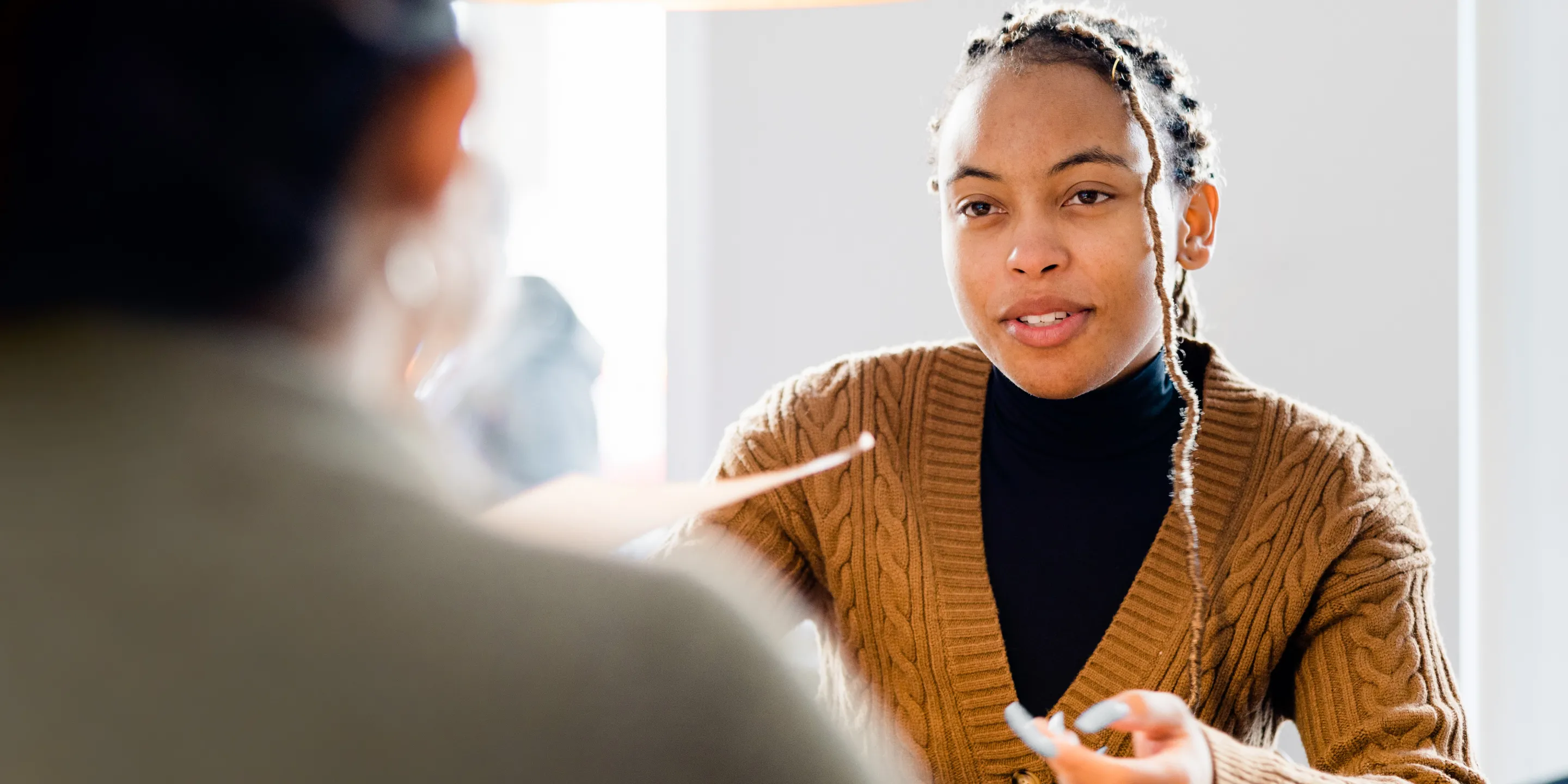 Eine Sachbearbeiterin händigt ein Formular zur Namensänderung aus.