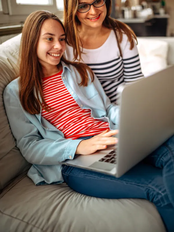 Eine Mutter und ihre Tochter nehmen an der Online-Veranstaltung teil.
