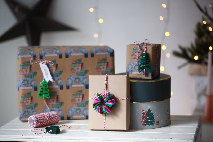 Ein Foto von Geschenken, verziert mit den Filz-Bäumchen und Filz-Kränzen.