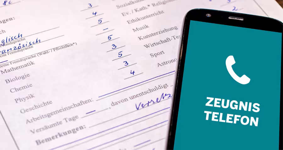 Ein Zeugnis und ein Smartphone, dass das Zeugnistelefon anruft.