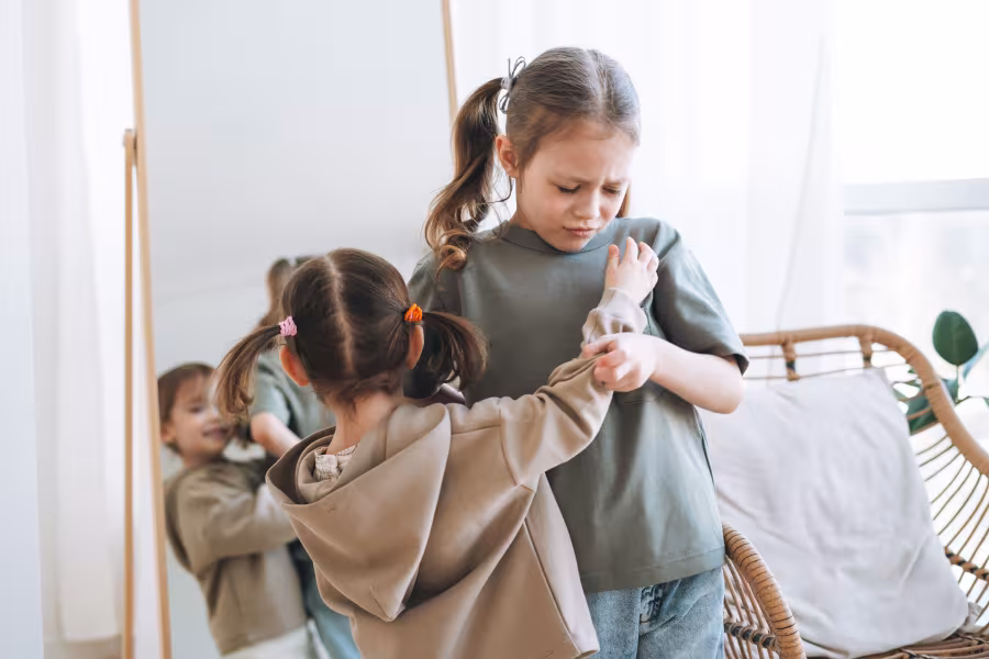 Zwei Schwestern im Kindergartenalter streiten sich.
